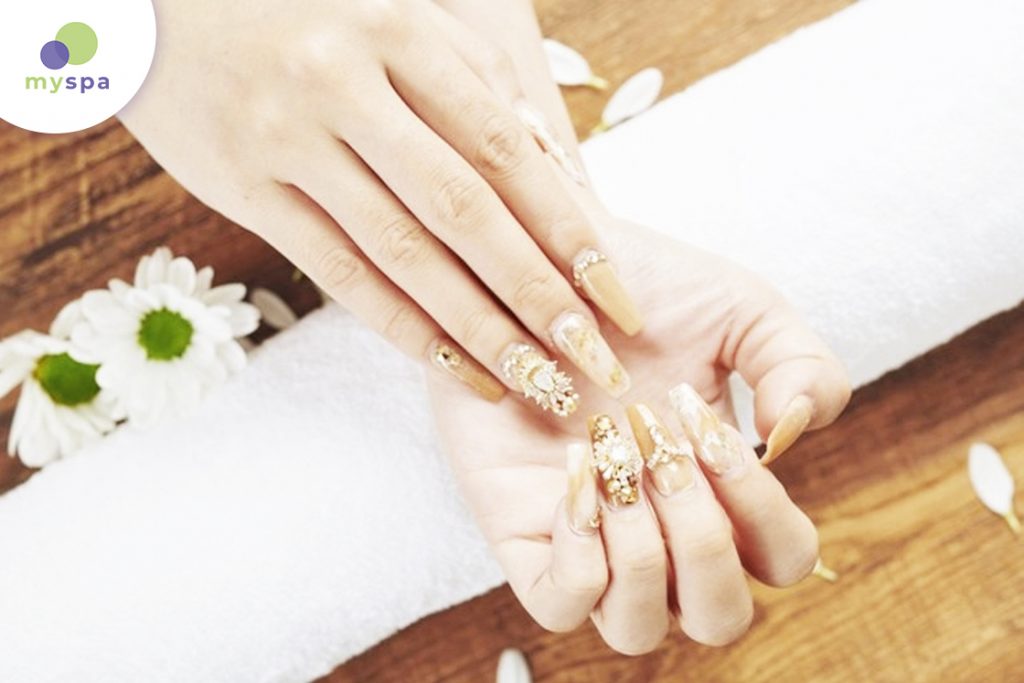 Những mẫu nail đính đá sang trọng