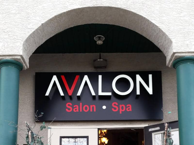 Bảng hiệu đơn giản với tên spa được in nổi bật