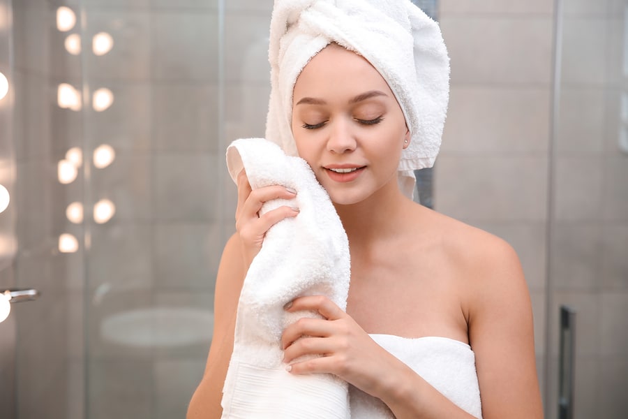 Khách hàng sử dụng khăn mặt tại spa