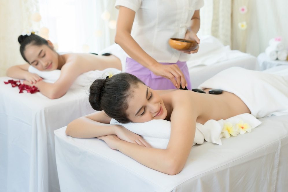 Khăn spa phủ người khi khách thực hiện massage,