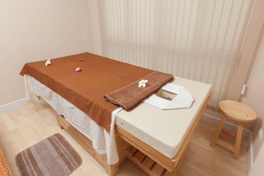 Mẫu bài trí giường spa gỗ