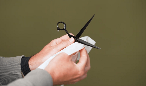 Nên vệ sinh kéo cắt tóc ở salon định kỳ