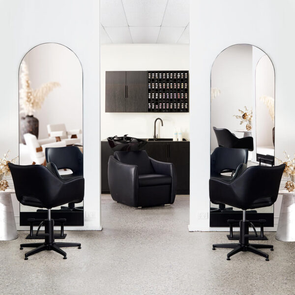 Gương treo tường đơn giản rất phổ biến tại salon