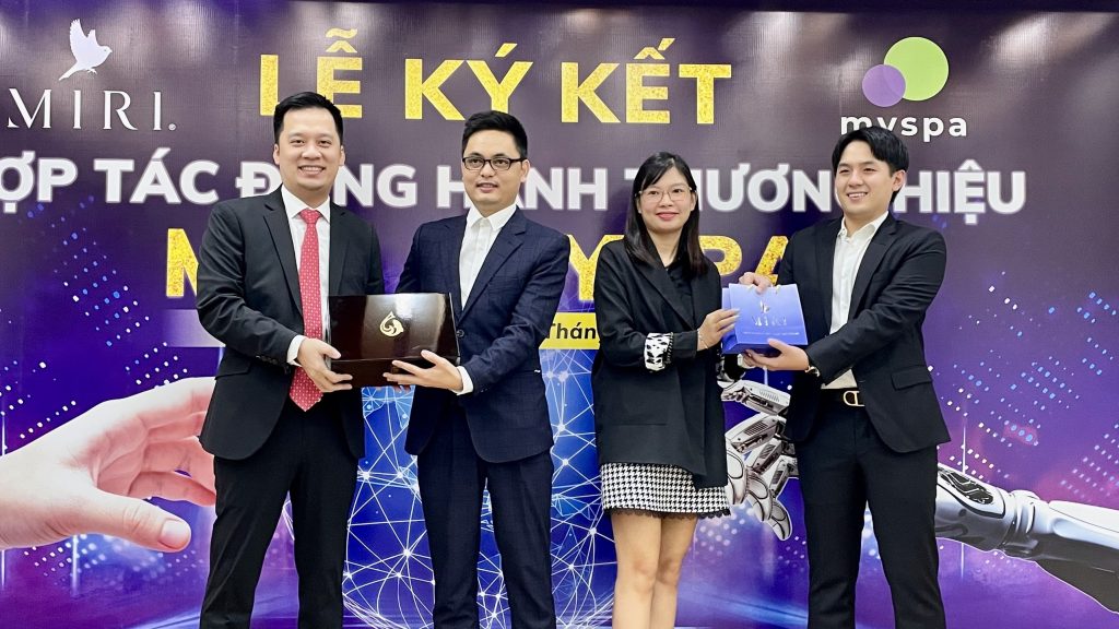 Hai bên trao quà lưu niệm sau buổi ký kết