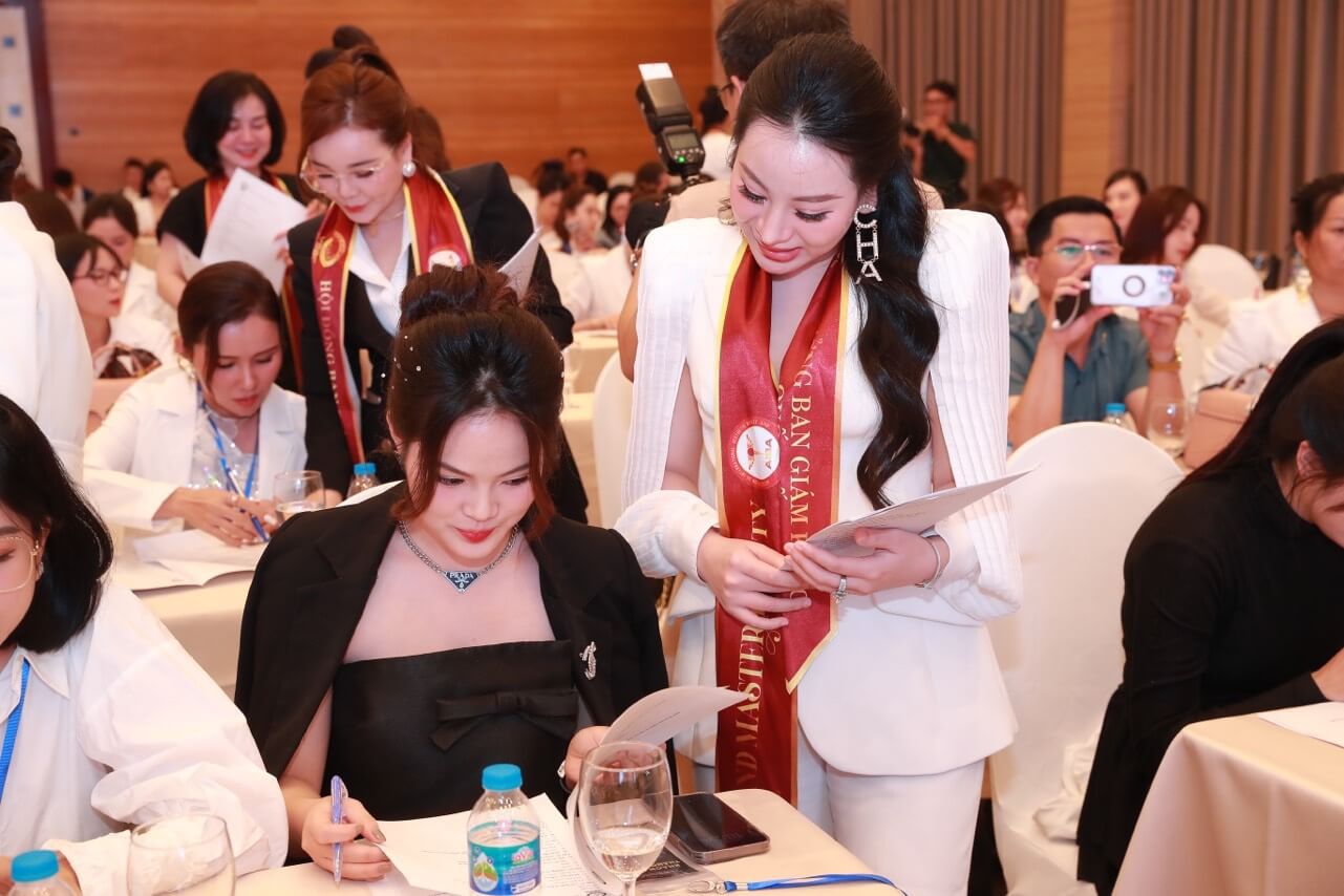 Ban giám khảo hỗ trợ thí sinh trong cuộc thi
