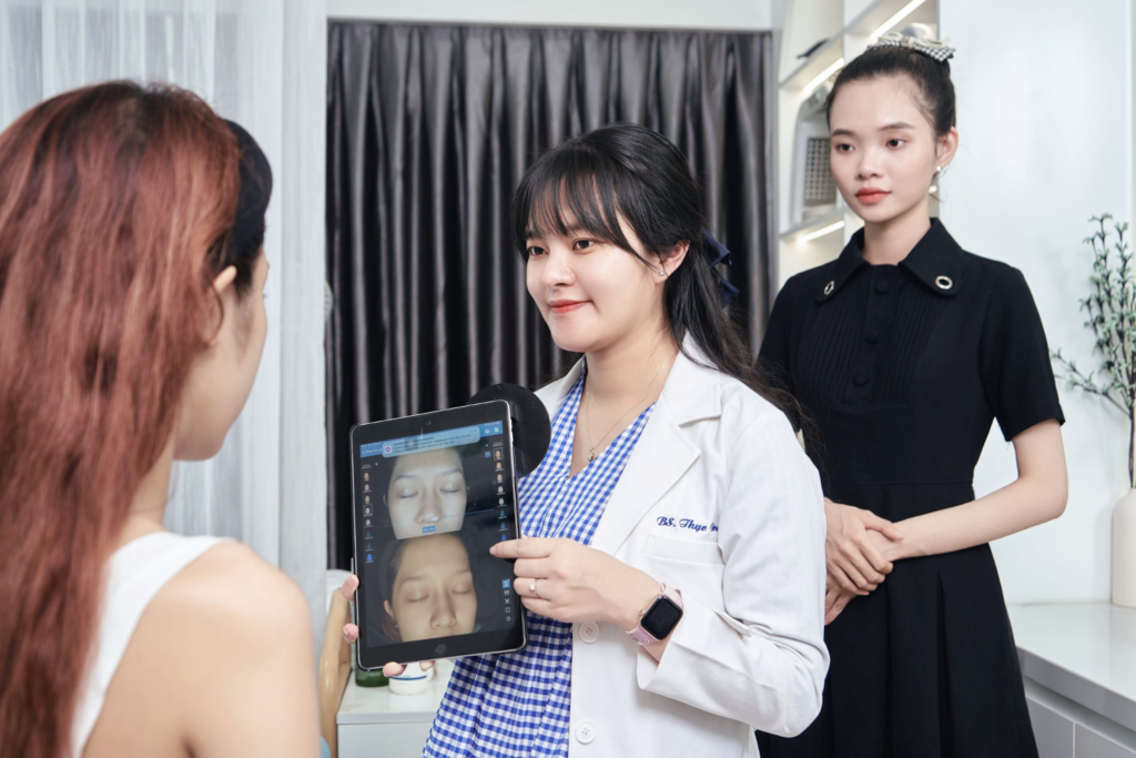Bác sĩ Bùi Nguyễn Thục Đoan thực hiện phân tích, tư vấn và thiết kế phác đồ điều trị cá nhân hóa